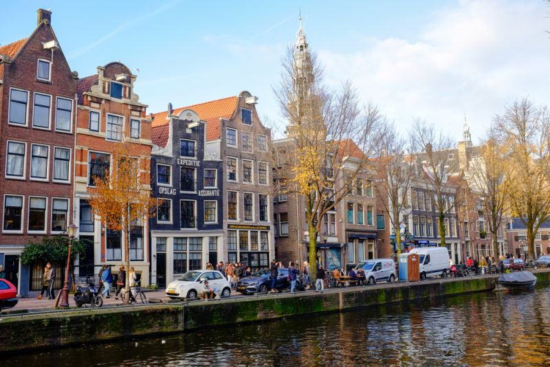 case colorate affacciate su un canale di Amsterdam